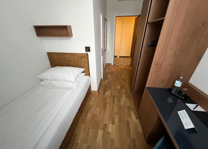 Secession An Der Oper Otel Viyana
