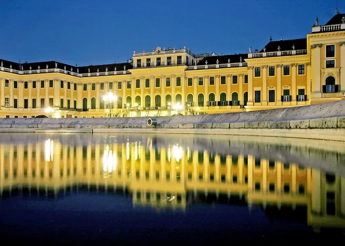 Secession An Der Oper Otel Viyana